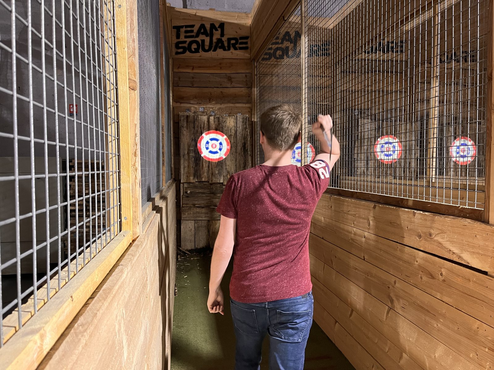 Un joueur ajuste son lancer sur une piste encagée chez Team Square
