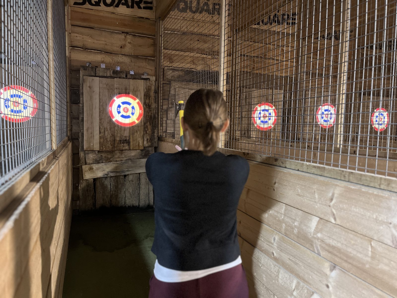Un groupe s'affronte au lancer de hache chez Team Square